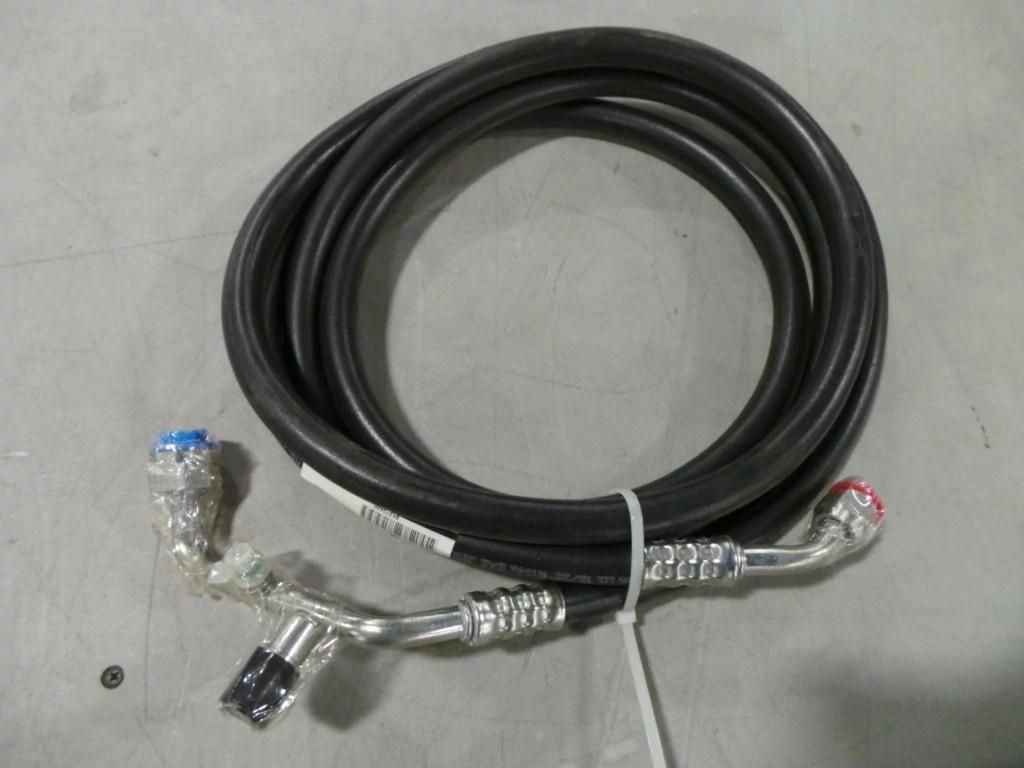 84373400 - OEM COMPRESSOR-TO-CONDENSER HOSE ASSEMBLY - CASE CONSTRUCTION