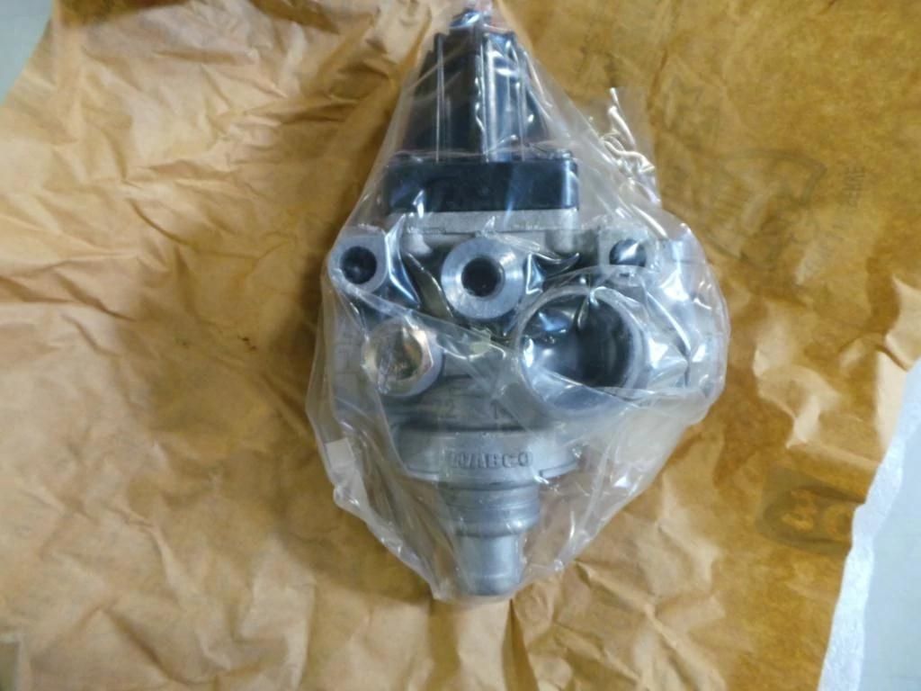 84440618 - OEM HYDRAULIC PRESSURE VALVE - CASE CONSTRUCTION